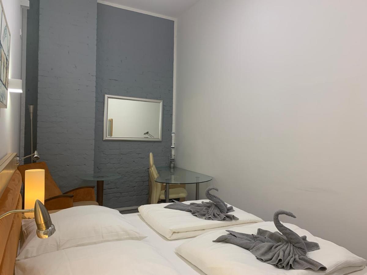 Gasthof Duesseldorf 5 Min To Train Station Private